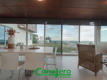 LA RUFINA casa  2 plantas 4 dormitorios con excelente vista y gran patio plano y pileta