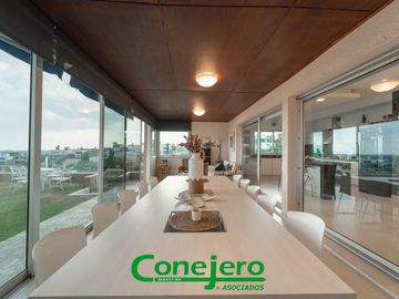 LA RUFINA casa  2 plantas 4 dormitorios con excelente vista y gran patio plano y pileta
