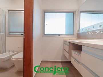LA RUFINA casa  2 plantas 4 dormitorios con excelente vista y gran patio plano y pileta