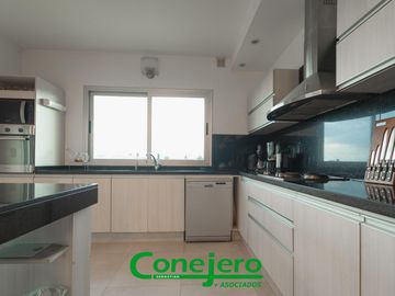 LA RUFINA casa  2 plantas 4 dormitorios con excelente vista y gran patio plano y pileta