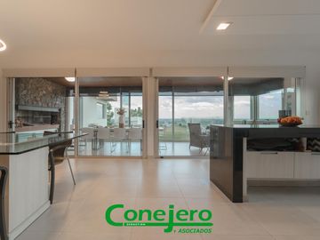 LA RUFINA casa  2 plantas 4 dormitorios con excelente vista y gran patio plano y pileta