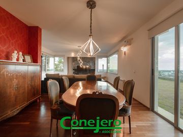 LA RUFINA casa  2 plantas 4 dormitorios con excelente vista y gran patio plano y pileta