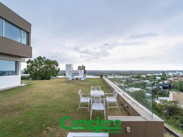 LA RUFINA casa  2 plantas 4 dormitorios con excelente vista y gran patio plano y pileta