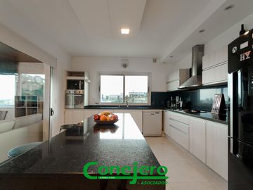 LA RUFINA casa  2 plantas 4 dormitorios con excelente vista y gran patio plano y pileta