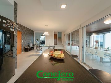 LA RUFINA casa  2 plantas 4 dormitorios con excelente vista y gran patio plano y pileta