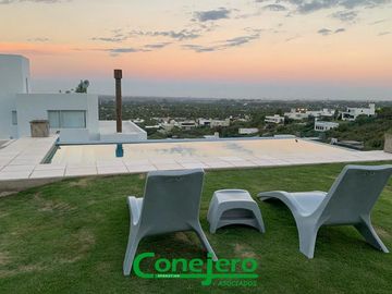 LA RUFINA casa  2 plantas 4 dormitorios con excelente vista y gran patio plano y pileta