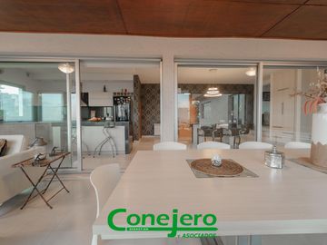 LA RUFINA casa  2 plantas 4 dormitorios con excelente vista y gran patio plano y pileta