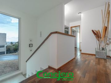LA RUFINA casa  2 plantas 4 dormitorios con excelente vista y gran patio plano y pileta