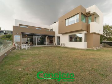LA RUFINA casa  2 plantas 4 dormitorios con excelente vista y gran patio plano y pileta