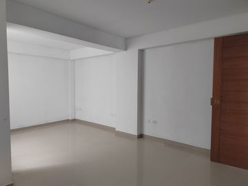 Descubre este hermoso departamento de 63 m² en el tercer piso de un edificio moderno en la Urb. Natasha Alta.

✨Características principales:

Habi