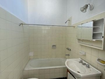 Departamento Tipo Casa en venta en Bernal Centro