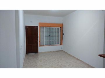 Departamento Tipo Casa entrada indep. Venta 1 AMB Dividido en 2 con patio RECICLADO A NUEVO