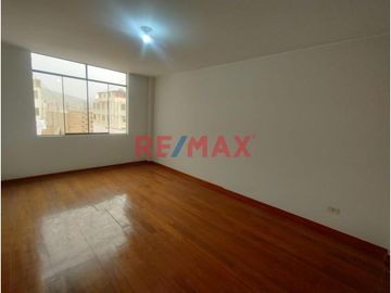 Un departamento por piso, la oficina se encuentra ubicada en el 4to  piso, Jr. Manuel Gonzales Prada ha 3 cuadras de la Municipalidad de los olivos.