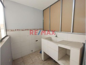 Un departamento por piso, la oficina se encuentra ubicada en el 4to  piso, Jr. Manuel Gonzales Prada ha 3 cuadras de la Municipalidad de los olivos.