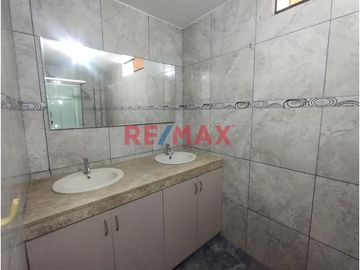 Un departamento por piso, la oficina se encuentra ubicada en el 4to  piso, Jr. Manuel Gonzales Prada ha 3 cuadras de la Municipalidad de los olivos.