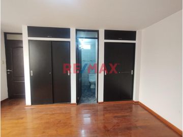 Un departamento por piso, la oficina se encuentra ubicada en el 4to  piso, Jr. Manuel Gonzales Prada ha 3 cuadras de la Municipalidad de los olivos.