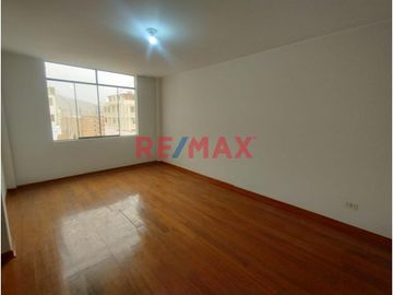 Un departamento por piso, la oficina se encuentra ubicada en el 4to  piso, Jr. Manuel Gonzales Prada ha 3 cuadras de la Municipalidad de los olivos.