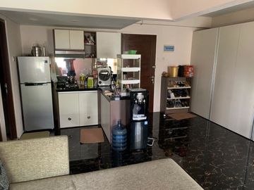 Jual Apartemen Cosmopolis Dekat Ubaya Surabaya Timur, 2 Bedroom Jadi 1 Luas Siap huni Bagus dengan Balkon