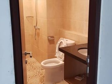Jual Apartemen Cosmopolis Dekat Ubaya Surabaya Timur, 2 Bedroom Jadi 1 Luas Siap huni Bagus dengan Balkon
