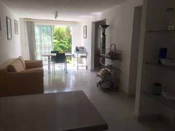 AMPLIA CASA COND. Cerca Walmart Paraiso, 4 recs. Vig., jard., alb $1,750,000.00