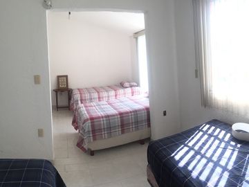 AMPLIA CASA COND. Cerca Walmart Paraiso, 4 recs. Vig., jard., alb $1,750,000.00
