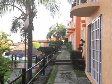 AMPLIA CASA COND. Cerca Walmart Paraiso, 4 recs. Vig., jard., alb $1,750,000.00