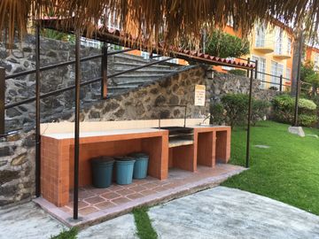 AMPLIA CASA COND. Cerca Walmart Paraiso, 4 recs. Vig., jard., alb $1,750,000.00