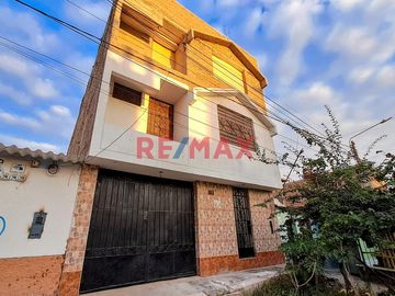 🏡 ¡Oportunidad única en Lambayeque! 🌟

Descubre tu nuevo hogar en el corazón del Pueblo Joven San Martín. Esta amplia casa de 5 años de antigüedad e