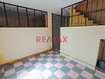 🏡 ¡Oportunidad única en Lambayeque! 🌟

Descubre tu nuevo hogar en el corazón del Pueblo Joven San Martín. Esta amplia casa de 5 años de antigüedad e
