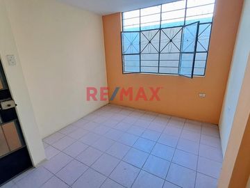 🏡 ¡Oportunidad única en Lambayeque! 🌟

Descubre tu nuevo hogar en el corazón del Pueblo Joven San Martín. Esta amplia casa de 5 años de antigüedad e