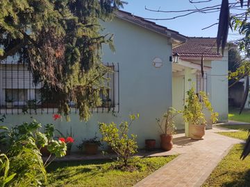 Casa en calle Carlos Pellegrini a metros de Carrefour