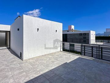 Casa en venta en Metepec de 4 habitaciones y 128m2 de jardín