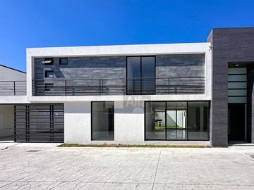 Casa en venta en Metepec de 4 habitaciones y 128m2 de jardín