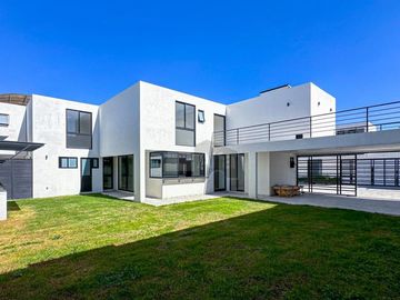 Casa en venta en Metepec de 4 habitaciones y 128m2 de jardín