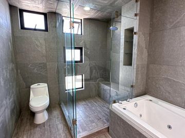 Casa en venta en Metepec de 4 habitaciones y 128m2 de jardín