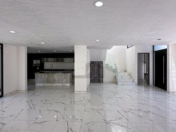 Casa en venta en Metepec de 4 habitaciones y 128m2 de jardín