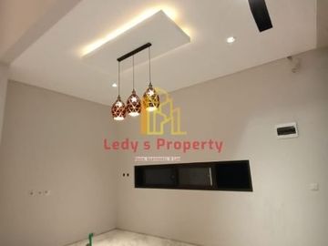 Townhouse mewah desain menarik bebas banjir di pesangrahan