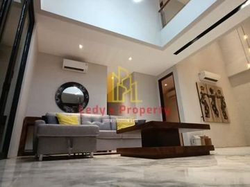 Townhouse mewah desain menarik bebas banjir di pesangrahan