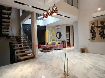 Townhouse mewah desain menarik bebas banjir di pesangrahan