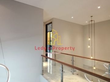 Townhouse mewah desain menarik bebas banjir di pesangrahan
