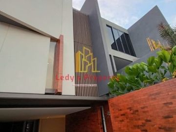 Townhouse mewah desain menarik bebas banjir di pesangrahan