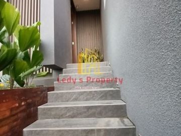 Townhouse mewah desain menarik bebas banjir di pesangrahan