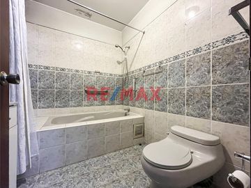 Se Vende Dpto Flat Frente A Parque                                    Primer Piso Elevado                       Santiago De Surco (Urb. Valle Hermoso)