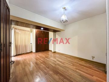 Se Vende Dpto Flat Frente A Parque                                    Primer Piso Elevado                       Santiago De Surco (Urb. Valle Hermoso)