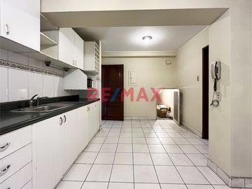 Se Vende Dpto Flat Frente A Parque                                    Primer Piso Elevado                       Santiago De Surco (Urb. Valle Hermoso)