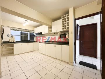 Se Vende Dpto Flat Frente A Parque                                    Primer Piso Elevado                       Santiago De Surco (Urb. Valle Hermoso)