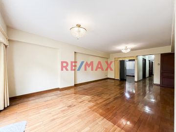 Se Vende Dpto Flat Frente A Parque                                    Primer Piso Elevado                       Santiago De Surco (Urb. Valle Hermoso)