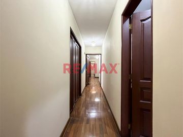 Se Vende Dpto Flat Frente A Parque                                    Primer Piso Elevado                       Santiago De Surco (Urb. Valle Hermoso)