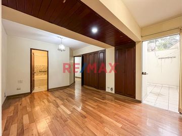 Se Vende Dpto Flat Frente A Parque                                    Primer Piso Elevado                       Santiago De Surco (Urb. Valle Hermoso)