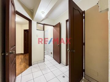 Se Vende Dpto Flat Frente A Parque                                    Primer Piso Elevado                       Santiago De Surco (Urb. Valle Hermoso)